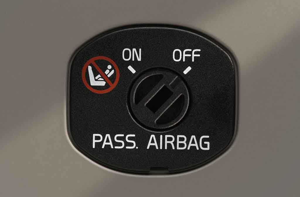Det är viktigt att stänga av airbag på passagerarsätet om man har en bilbarnstol monterad där