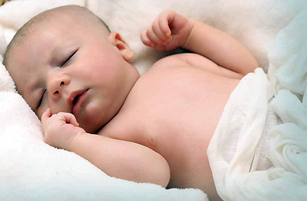 Sova på rygg minskar risken för plötslig spädbarnsdöd